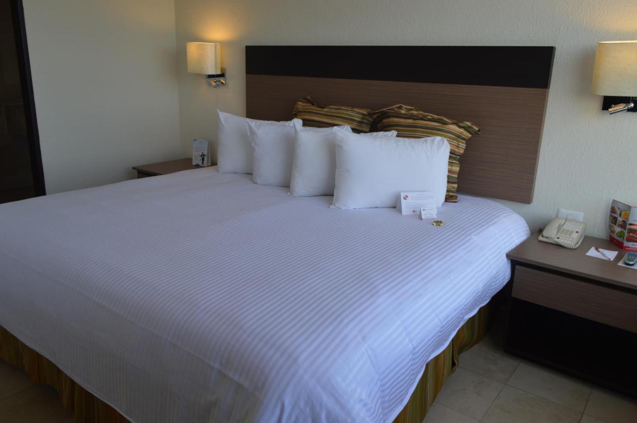 Ramada Hola Culiacan Exterior photo
